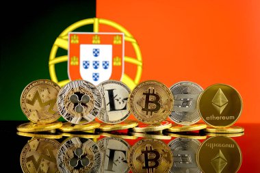 Fiziksel sürümü Cryptocurrencies (Monero, dalgalanma, Litecoin, Bitcoin, çizgi, Ethereum) ve Portekiz bayrağı.