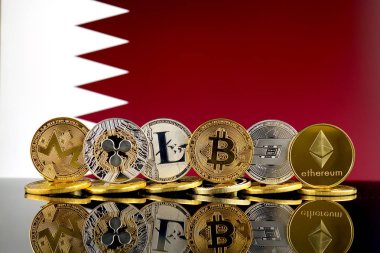 Cryptocurrencies (Monero, dalgalanma, Litecoin, Bitcoin, çizgi, Ethereum) ve Katar bayrak fiziksel sürümü.