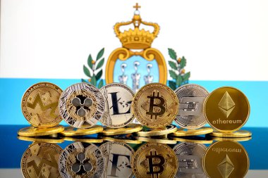 Fiziksel sürümü Cryptocurrencies (Monero, dalgalanma, Litecoin, Bitcoin, çizgi, Ethereum) ve San Marino bayrağı.