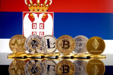 Fiziksel sürümü Cryptocurrencies (Monero, dalgalanma, Litecoin, Bitcoin, çizgi, Ethereum) ve Sırbistan bayrağı.