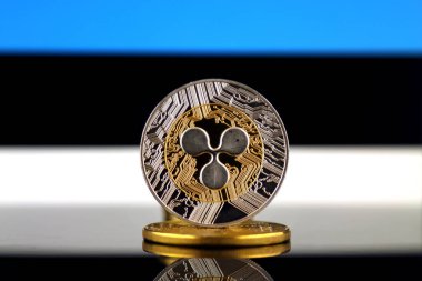 Dalgalanma (Xrp), yeni sanal para ve Estonya bayrağı fiziksel sürümü. Dünya çapında cryptocurrency ve dijital ödeme sistemi için kavramsal görüntü. Stüdyo vurdu.
