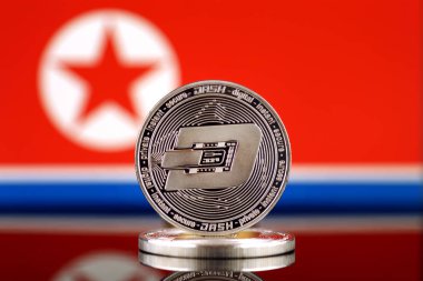 Dash (çizgi), yeni sanal para ve Kuzey Kore bayrağı fiziksel sürümü. Dünya çapında cryptocurrency ve dijital ödeme sistemi için kavramsal görüntü. Stüdyo vurdu.