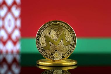 Monero (Xmr), yeni sanal para ve Beyaz Rusya bayrağı fiziksel sürümü. Dünya çapında cryptocurrency ve dijital ödeme sistemi için kavramsal görüntü. Stüdyo vurdu.