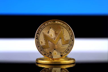 Monero (Xmr), yeni sanal para ve Estonya bayrağı fiziksel sürümü. Dünya çapında cryptocurrency ve dijital ödeme sistemi için kavramsal görüntü. Stüdyo vurdu.