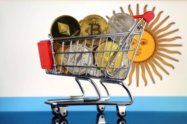 Alışveriş arabası Cryptocurrencies (Bitcoin, Litecoin, çizgi, Ethereum) ve Arjantin bayrağı fiziksel sürümü tam.