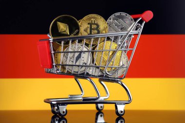 Alışveriş arabası Cryptocurrencies (Bitcoin, Litecoin, çizgi, Ethereum) ve Almanya bayrağı fiziksel sürümü tam.