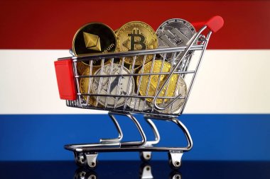 Alışveriş arabası Cryptocurrencies (Bitcoin, Litecoin, çizgi, Ethereum) ve Hollanda bayrağı fiziksel sürümü tam.