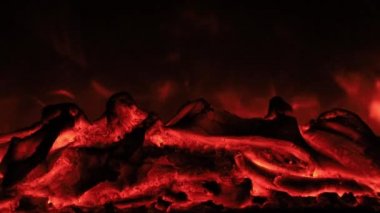 Şöminede yanan bir odun parçası..