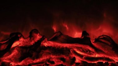 Şöminede yanan bir odun parçası..