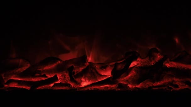 壁炉里的一块木头在燃烧 — 图库视频影像