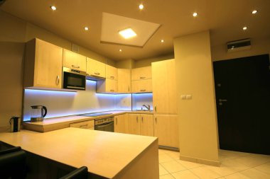 Modern lüks mutfak, özel yapım mobilyalar ve Led Rgb arka aydınlatma camı.
