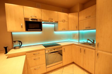 Modern lüks mutfak, özel yapım mobilyalar ve Led Rgb arka aydınlatma camı.