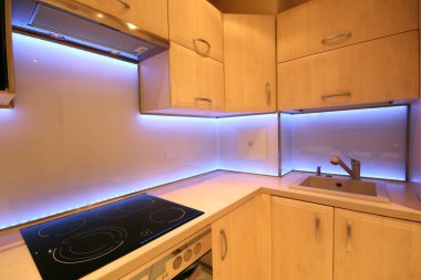 Modern lüks mutfak, özel yapım mobilyalar ve Led Rgb arka aydınlatma camı.