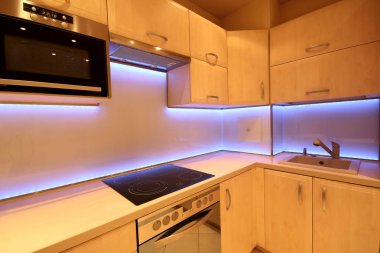Modern lüks mutfak, özel yapım mobilyalar ve Led Rgb arka aydınlatma camı.