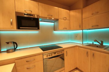 Modern lüks mutfak, özel yapım mobilyalar ve Led Rgb arka aydınlatma camı.