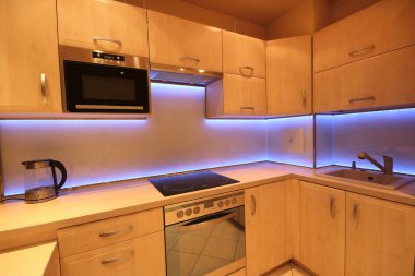 Modern lüks mutfak, özel yapım mobilyalar ve Led Rgb arka aydınlatma camı.