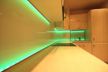 Modern lüks mutfak, özel yapım mobilyalar ve Led Rgb arka aydınlatma camı.