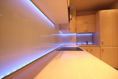 Modern lüks mutfak, özel yapım mobilyalar ve Led Rgb arka aydınlatma camı.