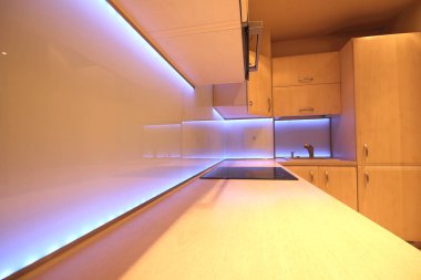Modern lüks mutfak, özel yapım mobilyalar ve Led Rgb arka aydınlatma camı.