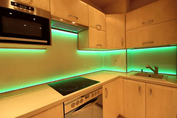 Cucina Moderna Lusso Con Arredi Misura Vetro Retroilluminato Led Rgb — Foto Stock