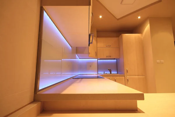 Modern Luxus Konyha Egyedi Bútorokkal Led Rgb Háttérvilágítású Üveggel — Stock Fotó