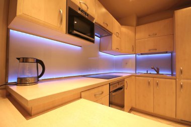 Modern lüks mutfak, özel yapım mobilyalar ve Led Rgb arka aydınlatma camı.