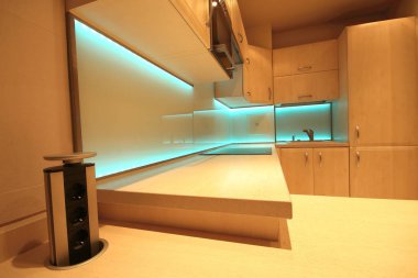 Modern lüks mutfak, özel yapım mobilyalar ve Led Rgb arka aydınlatma camı.