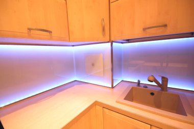 Modern lüks mutfak, özel yapım mobilyalar ve Led Rgb arka aydınlatma camı.