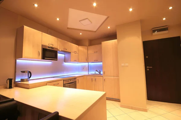 Dapur Mewah Modern Dengan Perabotan Buatan Sendiri Dan Kaca Latar — Stok Foto