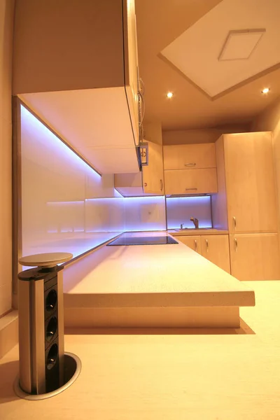 Moderne Luxe Keuken Met Maat Gemaakte Meubels Led Rgb Verlicht — Stockfoto