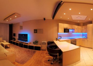 Wroclaw, Polonya - 17 Kasım 2019: Özel döşeli modern lüks mutfak ve Led Rgb arka aydınlatma camı. Wroclaw, Polonya 'da özel bir dairede..