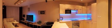 Wroclaw, Polonya - 17 Kasım 2019: Özel döşeli modern lüks mutfak ve Led Rgb arka aydınlatma camı. Wroclaw, Polonya 'da özel bir dairede..
