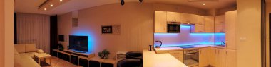 Wroclaw, Polonya - 17 Kasım 2019: Özel döşeli modern lüks mutfak ve Led Rgb arka aydınlatma camı. Wroclaw, Polonya 'da özel bir dairede..