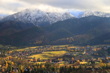 Sonbaharda Tatra Ulusal Parkı. Polonya Tatra Dağları sabah erken saatlerde manzara, Zakopane, Polonya, Avrupa.