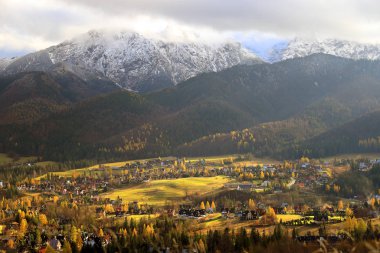 Sonbaharda Tatra Ulusal Parkı. Polonya Tatra Dağları sabah erken saatlerde manzara, Zakopane, Polonya, Avrupa.