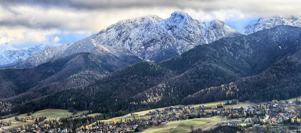 Panorama Giewont Mountain Polska Tatrabergen Täckt Med Snö Molnig Himmel — Stockfoto