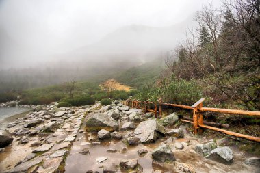 Polonya Yüksek Tatra Dağları 'ndaki Tatra Ulusal Parkı. Morskie Gölü (Deniz Gölü 'nün Gözü) sisli ve yağmurlu bir günde, Zakopane, Polonya, Avrupa.