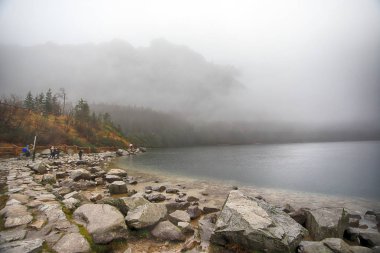 Polonya Yüksek Tatra Dağları 'ndaki Tatra Ulusal Parkı. Morskie Gölü (Deniz Gölü 'nün Gözü) sisli ve yağmurlu bir günde, Zakopane, Polonya, Avrupa.