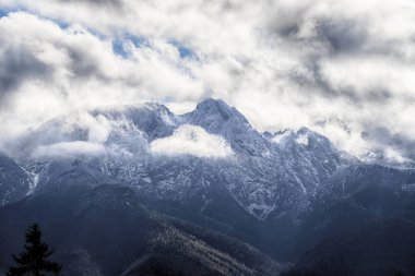 Polonya Tatra Dağları manzarası sabahın erken saatlerinde. Sonbaharda Tatra Ulusal Parkı, Zakopane, Polonya, Avrupa.