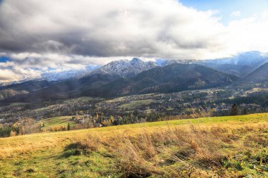 Polonya Tatra Dağları manzarası sabahın erken saatlerinde. Sonbaharda Tatra Ulusal Parkı, Zakopane, Polonya, Avrupa.