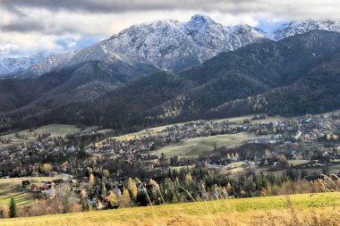 Polonya Tatra Dağları manzarası sabahın erken saatlerinde. Sonbaharda Tatra Ulusal Parkı, Zakopane, Polonya, Avrupa.