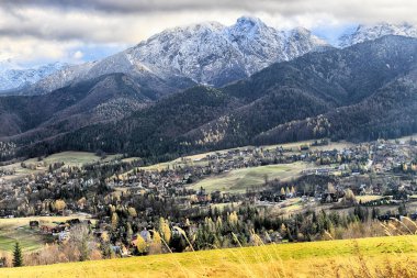 Polonya Tatra Dağları manzarası sabahın erken saatlerinde. Sonbaharda Tatra Ulusal Parkı, Zakopane, Polonya, Avrupa.