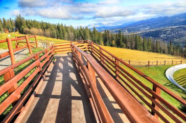 Zakopane, Polonya - Kasım 06, 2019: Gubalowka, Polonya, Avrupa 'dan Zakopane kentinin görüntüsü. Gubalowka dağı, Tatras ve Zakopane manzaraları sunan popüler bir turistik merkezdir..