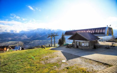 Zakopane, Polonya - Kasım 06, 2019: Gubalowka, Polonya, Avrupa 'dan Zakopane kentinin görüntüsü. Gubalowka dağı, Tatras ve Zakopane manzaraları sunan popüler bir turistik merkezdir..