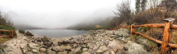 ポーランド高タトラ山脈のタトラ国立公園 霧と雨の日のモルスキー湖オコ ザコパネ ポーランド ヨーロッパ — ストック写真