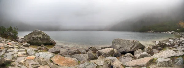 波兰塔特拉山的塔特拉国家公园 莫尔斯基奥科湖 大海之眼 在一个多雾多雨的日子里 扎科潘 — 图库照片