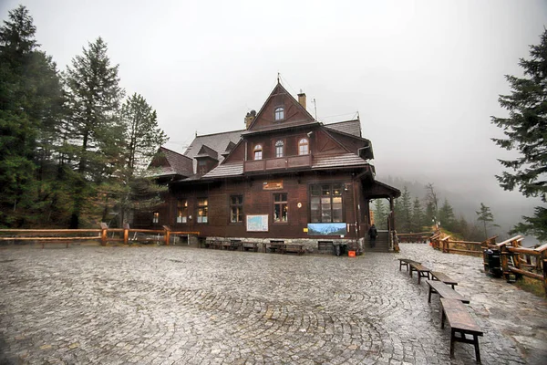 波兰Zakopane 2019年11月4日 波兰塔特拉山国家公园 Tatra National Park 在多雾多雨的日子里 在波兰Zakopane Morskie Oko山小屋 — 图库照片