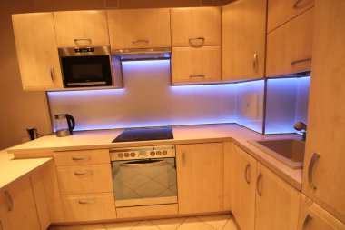 Wroclaw, Polonya - 17 Kasım 2019: Özel döşeli modern lüks mutfak ve Led Rgb arka aydınlatma camı. Wroclaw, Polonya 'da özel bir dairede..