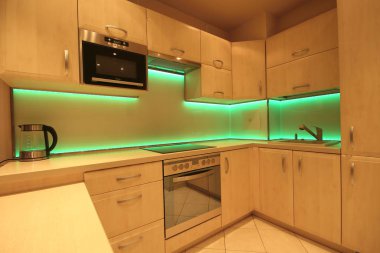 Wroclaw, Polonya - 17 Kasım 2019: Özel döşeli modern lüks mutfak ve Led Rgb arka aydınlatma camı. Wroclaw, Polonya 'da özel bir dairede..