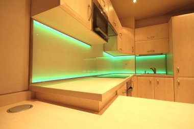 Wroclaw, Polonya - 17 Kasım 2019: Özel döşeli modern lüks mutfak ve Led Rgb arka aydınlatma camı. Wroclaw, Polonya 'da özel bir dairede..